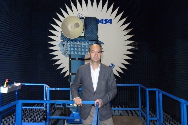 El catedrático Manuel Sierra, en la cámara anecoica de la ETSIT